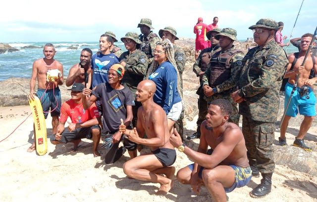 Filhote de baleia encalhada é resgatado e devolvido ao mar durante ação conjunta