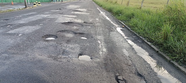 Buracos no bairro Subaé