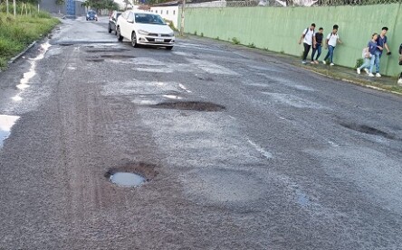 Buracos no bairro Subaé