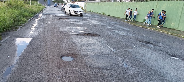 Buracos no bairro Subaé