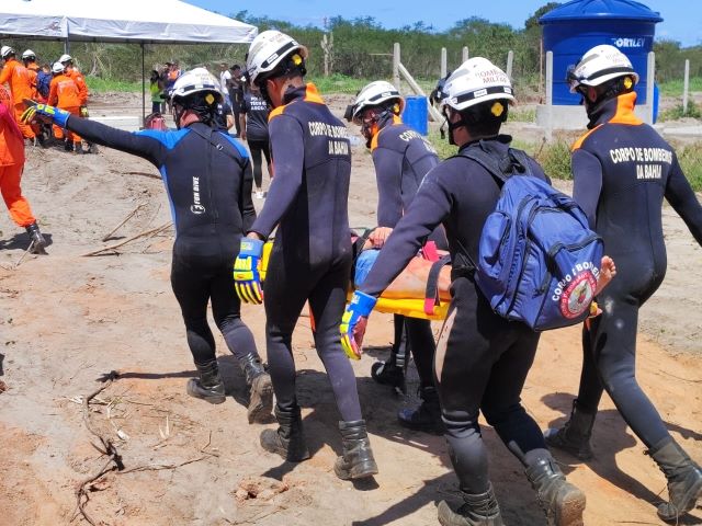 Mergulhadores do Corpo de Bombeiros | Foto: Ed Santos/Acorda Cidade