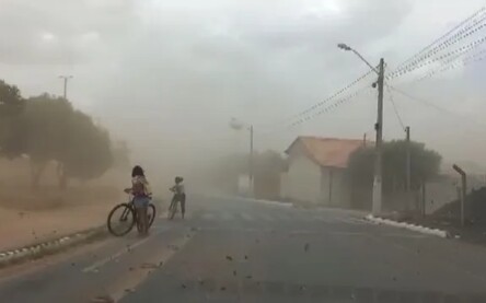 Vendaval atingem Barreiras, no oeste da Bahia, e deixa cidade coberta de poeira — Foto: Redes sociais