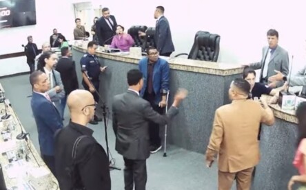 Sessão da Câmara Municipal é encerrada após comerciário chamar vereadores de "moleques"