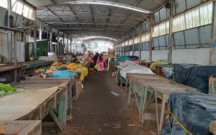 Foto: Paulo José/Acorda Cidade | Galpão onde os feirantes trabalham atualmente