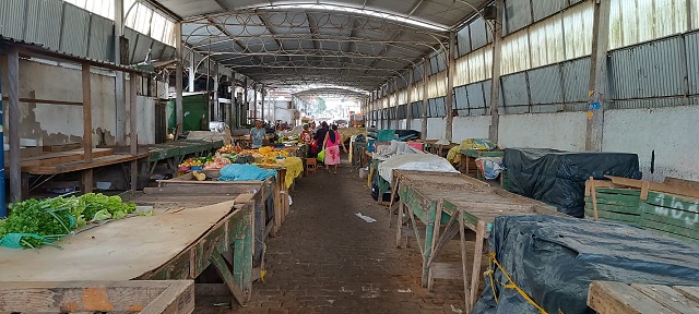 Foto: Paulo José/Acorda Cidade | Galpão onde os feirantes trabalham atualmente