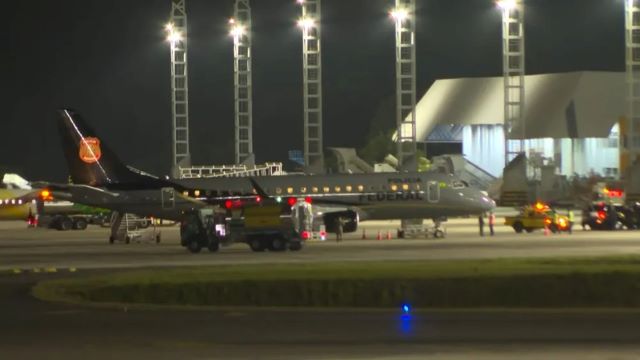 Foto: TV Bahia | Policiais desembarcaram no Aeroporto Luís Eduardo Magalhães, em Salvador 