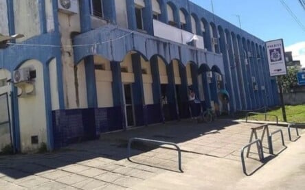 Mulher pula do 3º andar de prédio na BA após ver amigo ameaçar namorada com arma de fogo