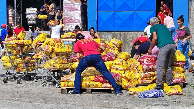 Incêndio atinge lojas no bairro Jardim Sucupira no Anel de Contorno em Feira de Santana