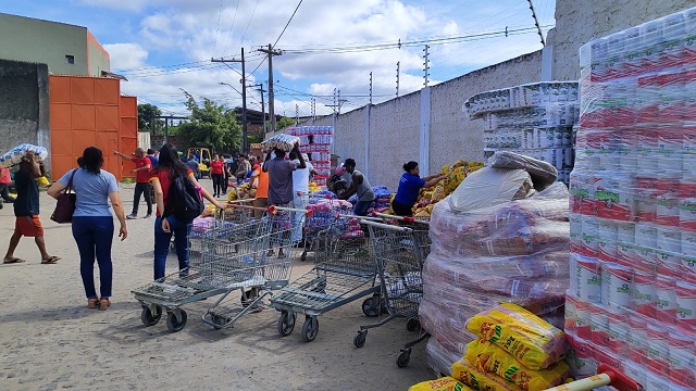 Incêndio atinge lojas no bairro Jardim Sucupira no Anel de Contorno em Feira de Santana