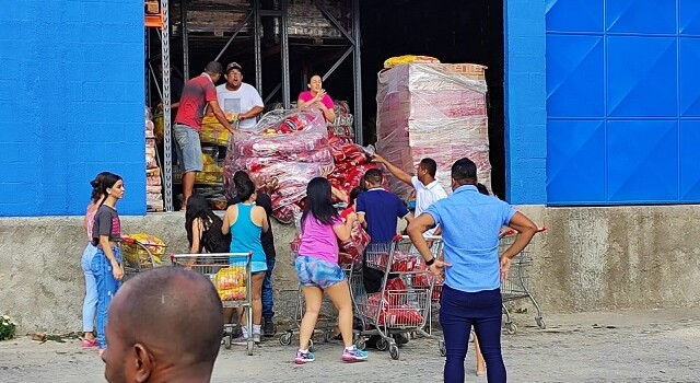 Incêndio atinge lojas no bairro Jardim Sucupira no Anel de Contorno em Feira de Santana