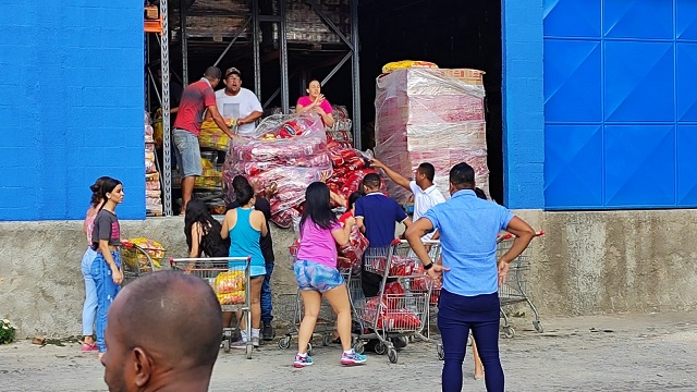 Incêndio atinge lojas no bairro Jardim Sucupira no Anel de Contorno em Feira de Santana