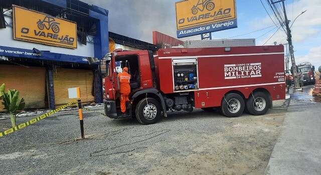 Incêndio atinge lojas no bairro Jardim Sucupira no Anel de Contorno em Feira de Santana