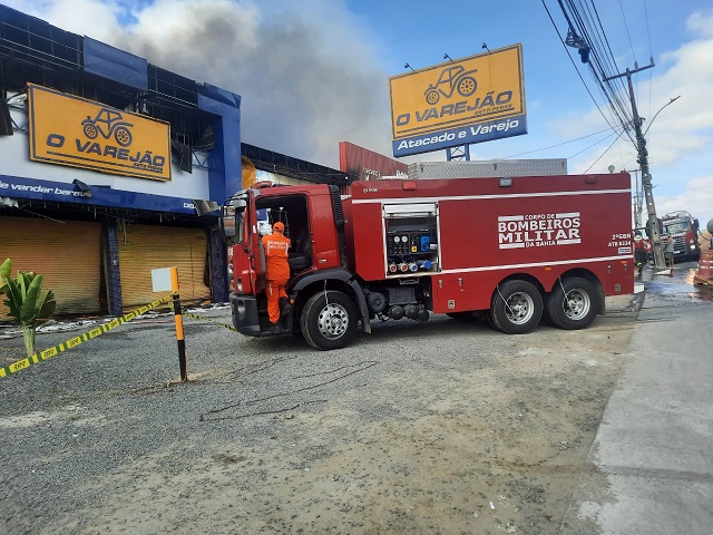 Incêndio atinge lojas no bairro Jardim Sucupira no Anel de Contorno em Feira de Santana