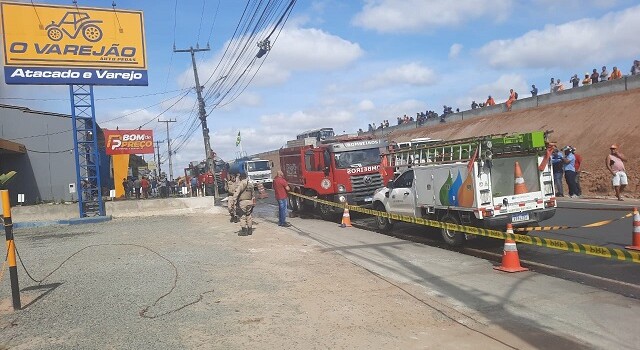 Incêndio atinge lojas no bairro Jardim Sucupira no Anel de Contorno em Feira de Santana