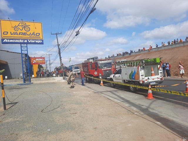 Incêndio atinge lojas no bairro Jardim Sucupira no Anel de Contorno em Feira de Santana