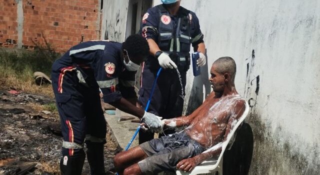 Homem em situação de rua é atendido e cuidado pelo Samu