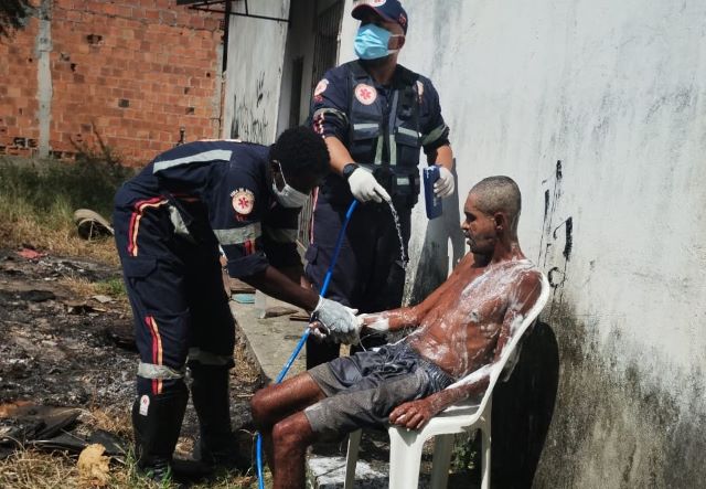 Homem em situação de rua é atendido e cuidado pelo Samu