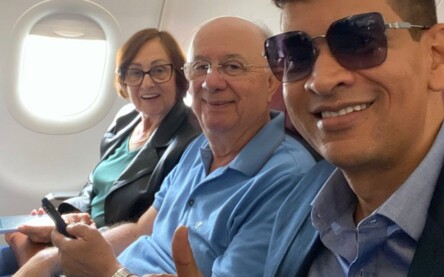 Foto: Jair Bezerra | O diretor da agência de viagens Jair Bezerra em companhia do ex-prefeito de Feira de Santana José Ronaldo de Carvalho e a esposa. Eles são integrantes do grupo que viajaria para Israel