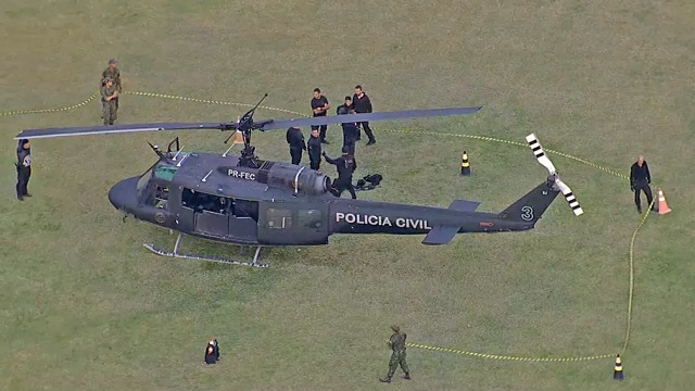 Helicóptero da Polícia Civil teve de pousar após ser atingido por um tiro — FotoReproduçãoTV Globo