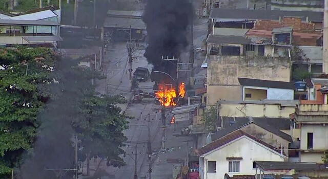 Traficantes ateiam fogo a barricada no Complexo da Penha — Foto Reprodução TV Glob