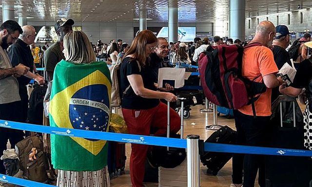 primeiro avião de resgate trazendo brasileiros de Israel pousou em Brasília