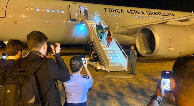 Voo da FAB com primeiros 211 brasileiros repatriados de Israel chega ao Brasil