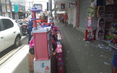 Movimento no comércio de Feira de Santana no feriado do Dia das Crianças