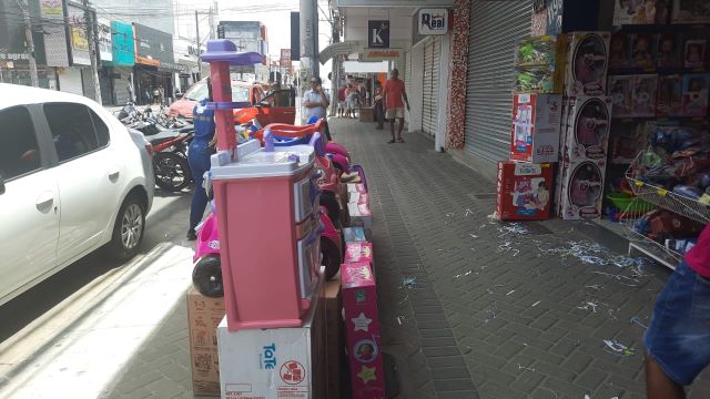 Movimento no comércio de Feira de Santana no feriado do Dia das Crianças