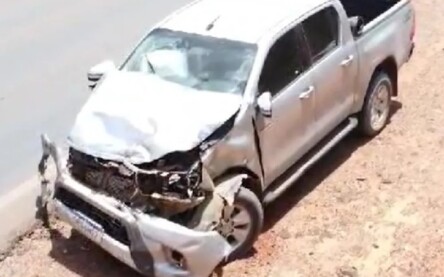 Frente de carro fica destruída após acidente na BR-242 próximo a Luís Eduardo Magalhães na região oeste do estado. Foto ReproduçãoBlog Braga