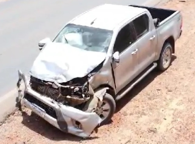 Frente de carro fica destruída após acidente na BR-242 próximo a Luís Eduardo Magalhães na região oeste do estado. Foto ReproduçãoBlog Braga