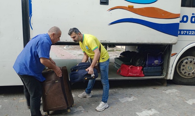 Brasileiros vindo de Israel no avião da Fab ft sahered al banna