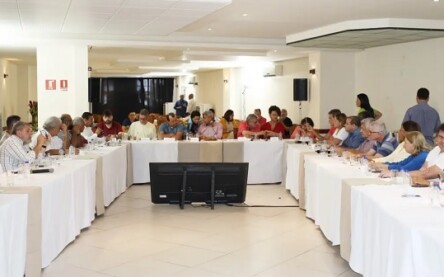 Jerônimo reúne base aliada para discutir candidatura em Salvador