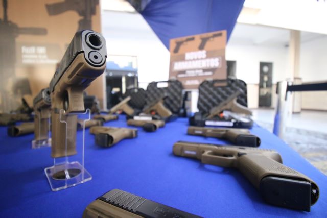 Quinhentos e noventa fuzis calibre 5.56 e 1.075 pistolas glocks foram entregues para
