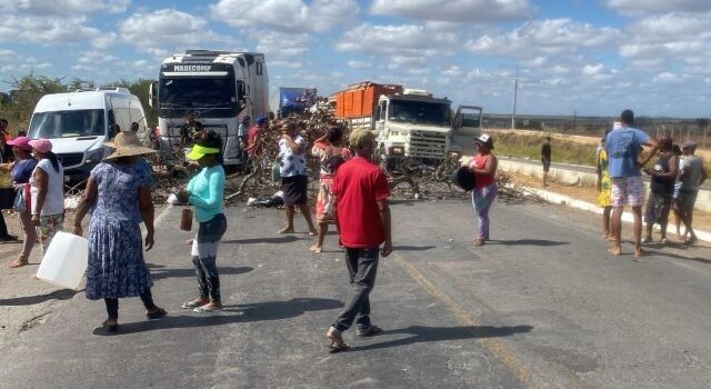 protesto de moradores na br 116 norte contra a falta de água