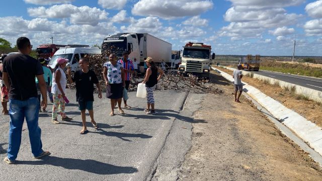 Moradores bloqueiam BR-116 norte em Feira de Santana e exigem solução para a falta de água