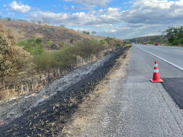 O acidente seguido de incêndio ocorreu no trecho da Reta da Coalhada