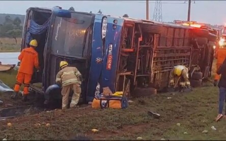 Ônibus tomba na BR-070 em Ceilândia no DF