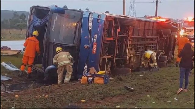 Ônibus tomba na BR-070 em Ceilândia no DF