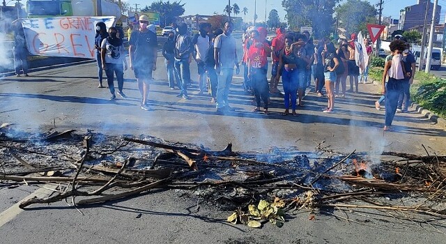 Estudantes da Uefs bloqueiam BR-116 durante protesto