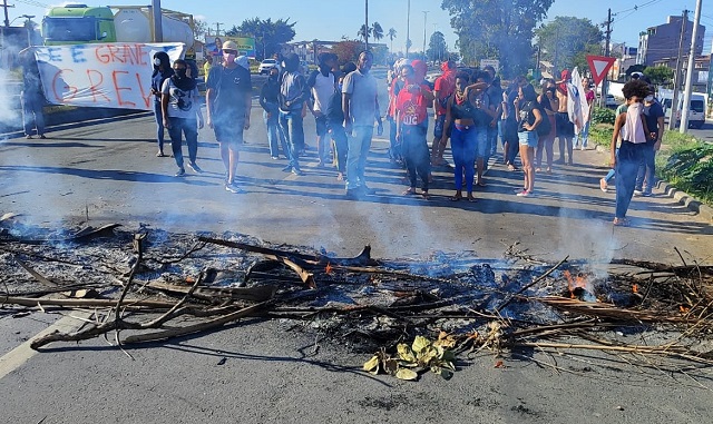 Estudantes da Uefs bloqueiam BR-116 durante protesto