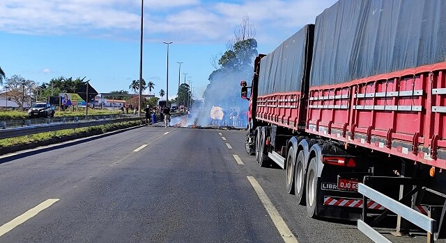 Estudantes da Uefs bloqueiam BR-116 durante protesto