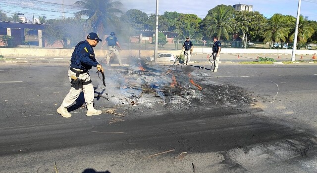 Estudantes da Uefs bloqueiam BR-116 durante protesto