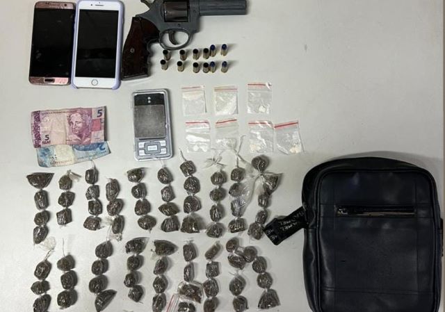 Homem morre em troca de tiros com a polícia em residencial na Avenida Sérgio Carneiro Homem morre em troca de tiros com a polícia em residencial na Avenida Sérgio Carneiro