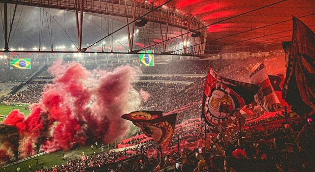 bandeiras-torcida-flamengo-fumaca ft resenha fla