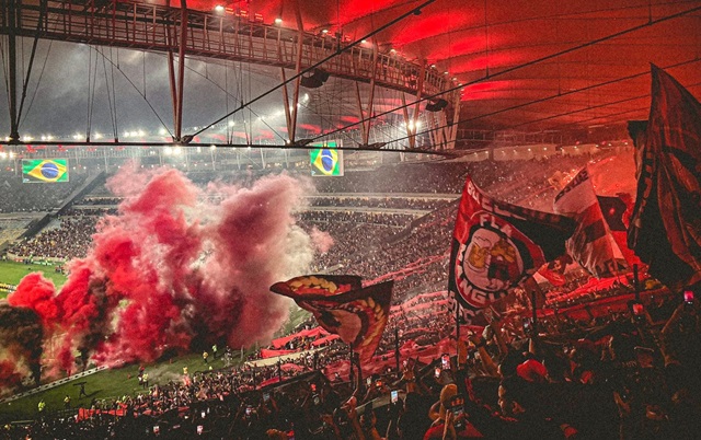 bandeiras-torcida-flamengo-fumaca ft resenha fla