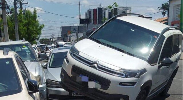 carros colidem na castro alves ft Jaqueline Ferreira acorda cidade