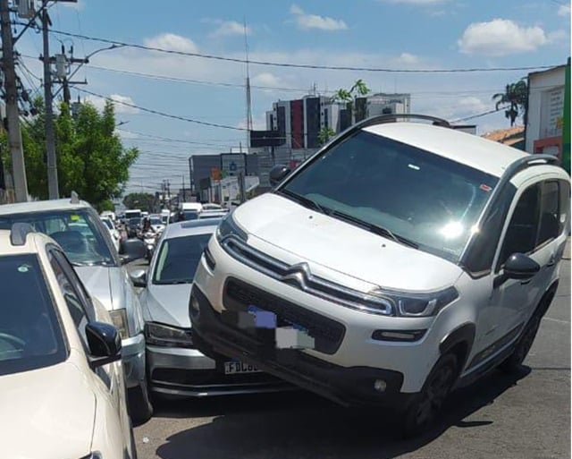 carros colidem na castro alves ft Jaqueline Ferreira acorda cidade