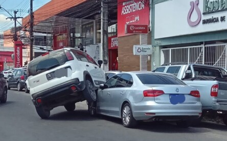 carros colidem na castro alves ft Jaqueline Ferreira acorda cidade