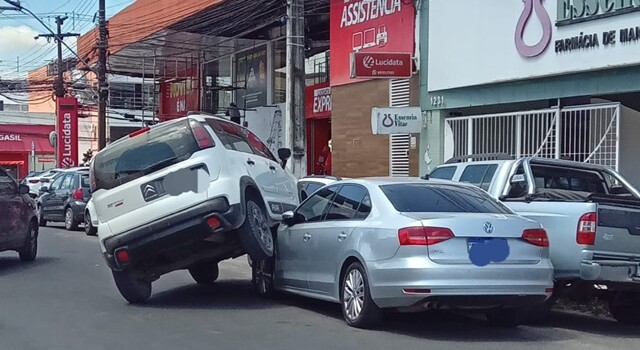 carros colidem na castro alves ft Jaqueline Ferreira acorda cidade