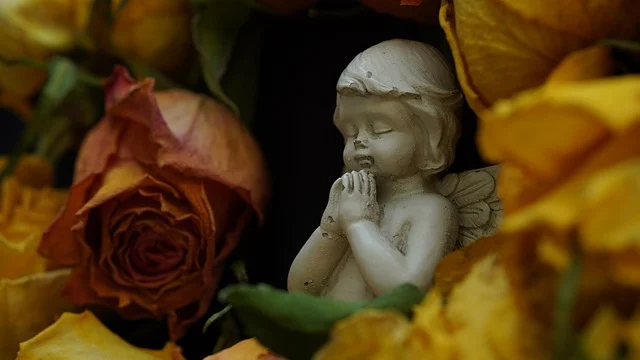 Anjo fúnebre com rosas